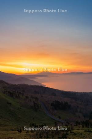美幌峠より屈斜路湖の朝焼け