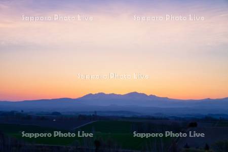 畑と大雪山の朝焼け
