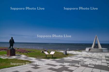日本最北端の地の碑と間宮林蔵像