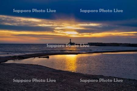 厚田ビーチと厚田港西防波堤灯台