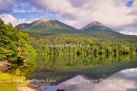 オンネトーと雌阿寒岳と阿寒富士
