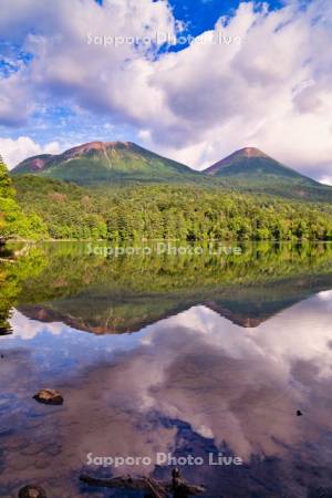 オンネトーと雌阿寒岳と阿寒富士