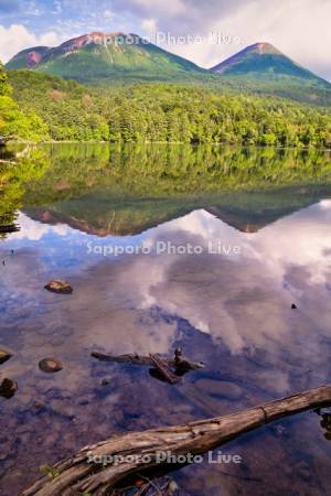 オンネトーと雌阿寒岳と阿寒富士