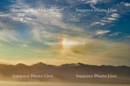 縦の虹と十勝岳連峰