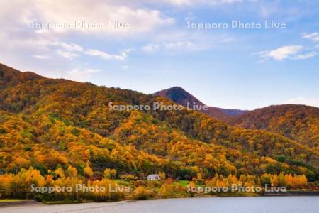 オタルナイ湖の紅葉