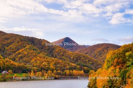 オタルナイ湖の紅葉