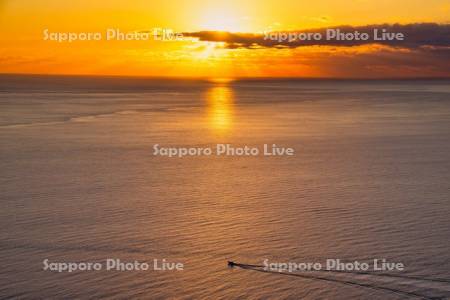 地球岬の日の出と漁船