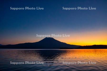 阿寒湖の朝焼け