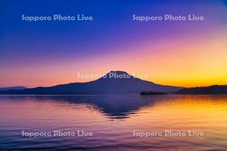 阿寒湖の朝焼け