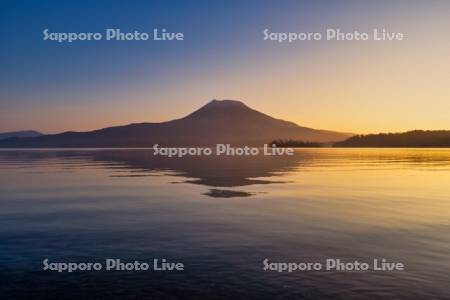 阿寒湖の朝焼け