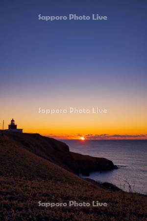 霧多布岬と湯沸岬灯台の日の出
