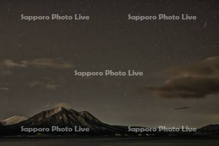 支笏湖と風不死岳と星空