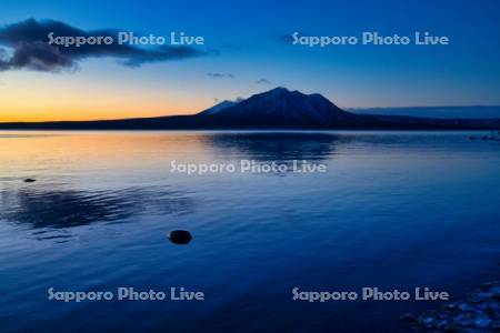 支笏湖と風不死岳の朝焼け