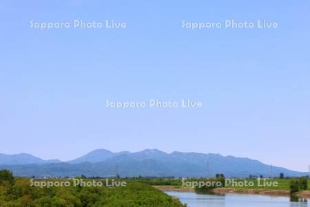 石狩川とピンネシリ