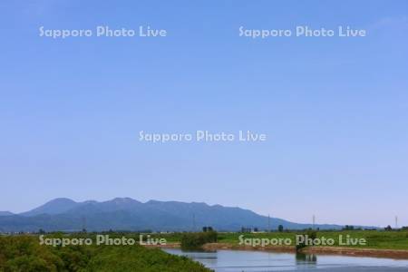 石狩川とピンネシリ