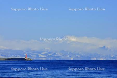標津湾灯台　羅臼岳