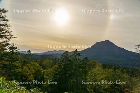 日輪と雄阿寒岳