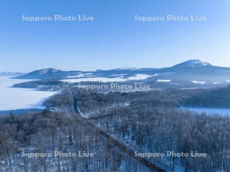 屈斜路湖と道路　空撮
