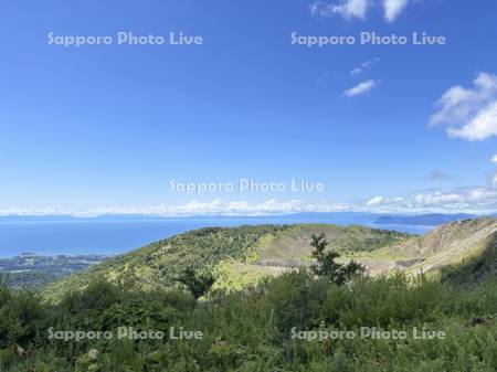 有珠山火口原展望台より内浦湾火口